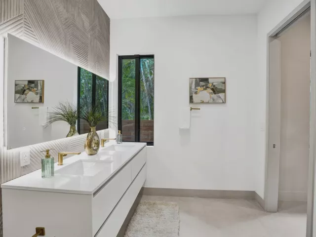 Продажа дома по адресу 1140 SE 6TH Terrace - фото 9382501