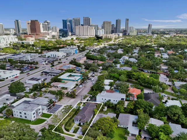 Продажа дома по адресу 1140 SE 6TH Terrace - фото 9382527