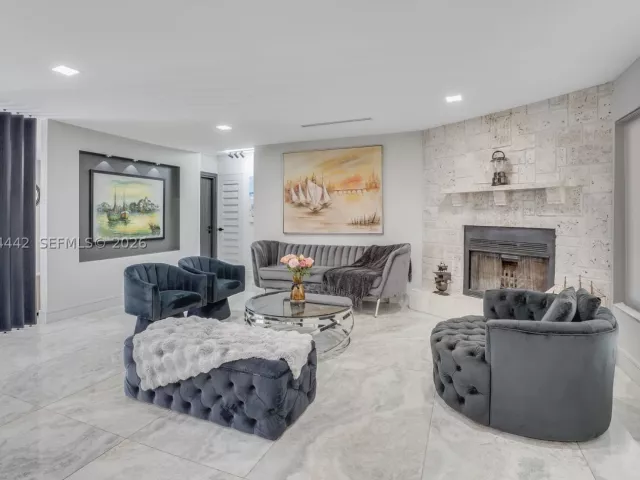 Продажа дома по адресу 2225 NE 16th Ave - фото 9456238