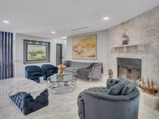 Продажа дома по адресу 2225 NE 16th Ave - фото 9456239