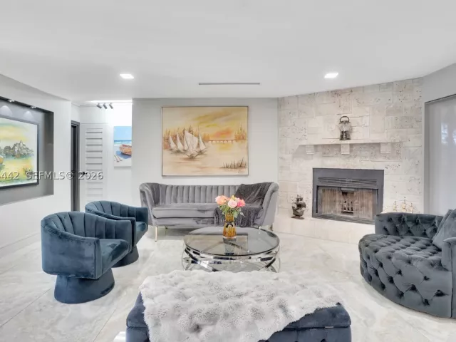 Продажа дома по адресу 2225 NE 16th Ave - фото 9456240