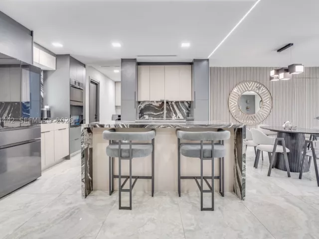 Продажа дома по адресу 2225 NE 16th Ave - фото 9456243