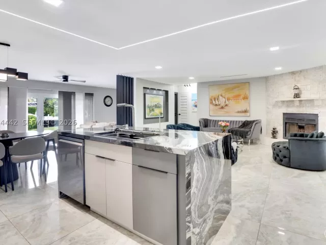 Продажа дома по адресу 2225 NE 16th Ave - фото 9456247
