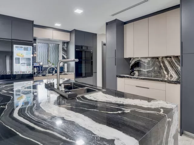 Продажа дома по адресу 2225 NE 16th Ave - фото 9456248