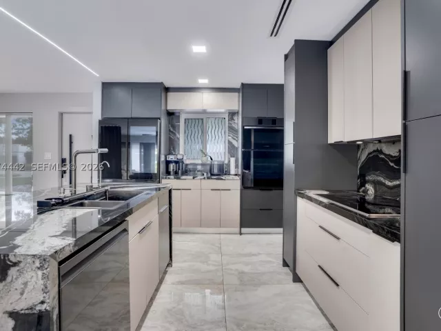 Продажа дома по адресу 2225 NE 16th Ave - фото 9456250
