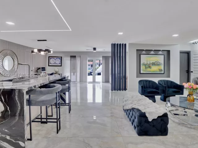 Продажа дома по адресу 2225 NE 16th Ave - фото 9456253