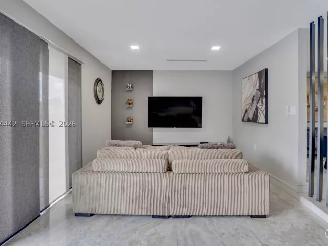 Продажа дома по адресу 2225 NE 16th Ave - фото 9456260