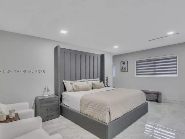 Продажа дома по адресу 2225 NE 16th Ave - фото 9456262