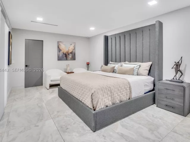 Продажа дома по адресу 2225 NE 16th Ave - фото 9456263