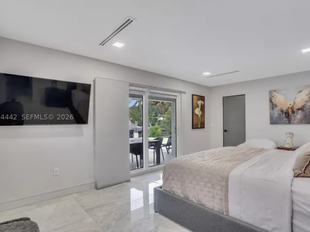 Продажа дома по адресу 2225 NE 16th Ave - фото 9456265