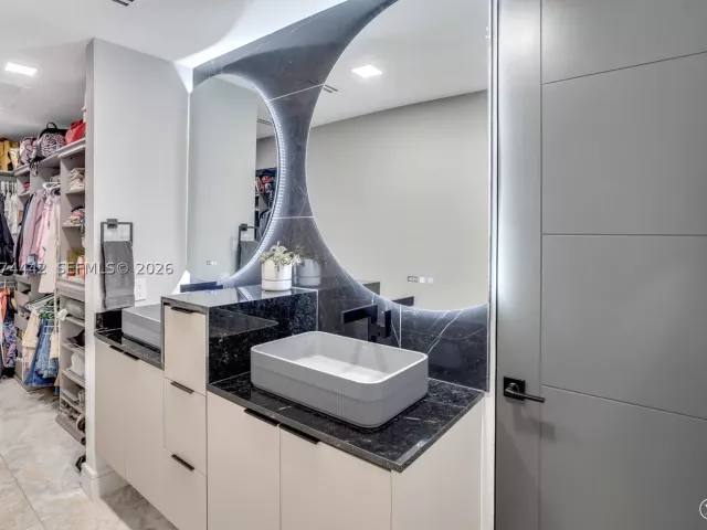 Продажа дома по адресу 2225 NE 16th Ave - фото 9456267