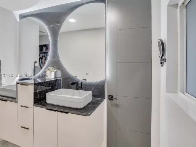 Продажа дома по адресу 2225 NE 16th Ave - фото 9456268