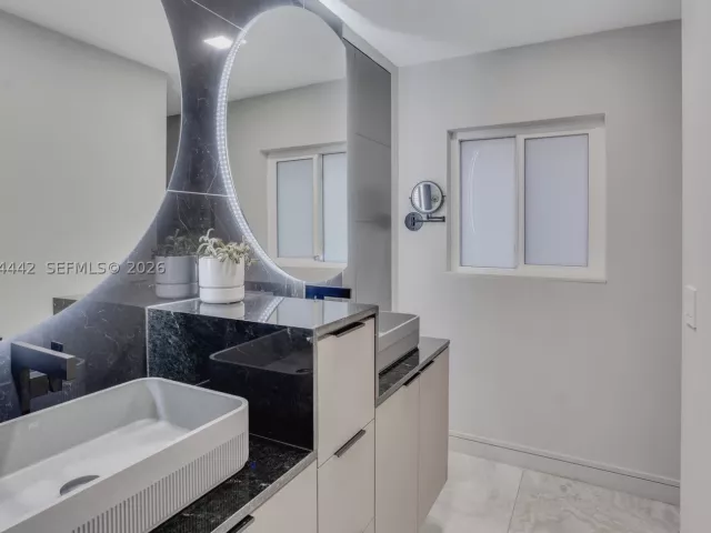 Продажа дома по адресу 2225 NE 16th Ave - фото 9456269