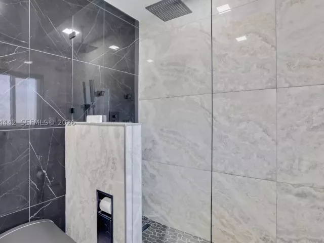 Продажа дома по адресу 2225 NE 16th Ave - фото 9456270
