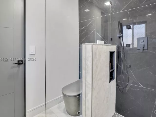Продажа дома по адресу 2225 NE 16th Ave - фото 9456271