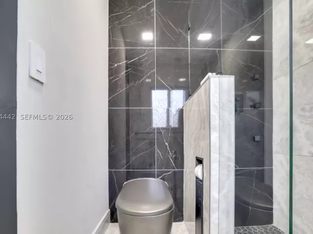 Продажа дома по адресу 2225 NE 16th Ave - фото 9456272