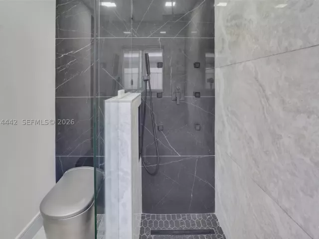 Продажа дома по адресу 2225 NE 16th Ave - фото 9456273