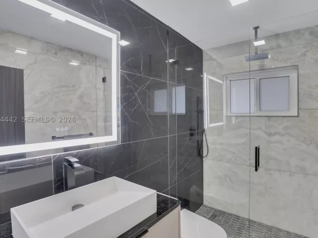 Продажа дома по адресу 2225 NE 16th Ave - фото 9456278