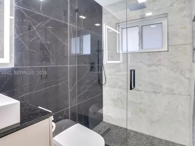 Продажа дома по адресу 2225 NE 16th Ave - фото 9456279