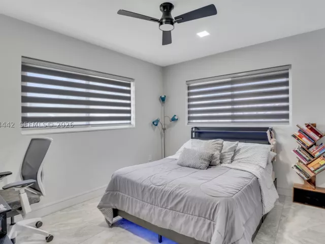 Продажа дома по адресу 2225 NE 16th Ave - фото 9456282