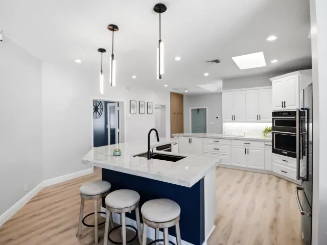Продажа дома по адресу 398 NE 23rd Street - фото 9395151