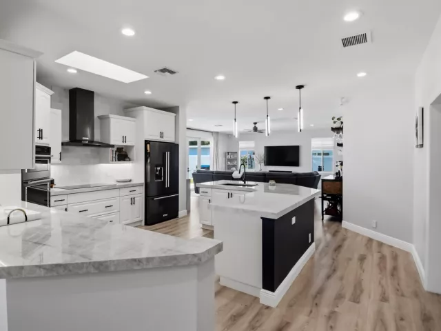 Продажа дома по адресу 398 NE 23rd Street - фото 9395135