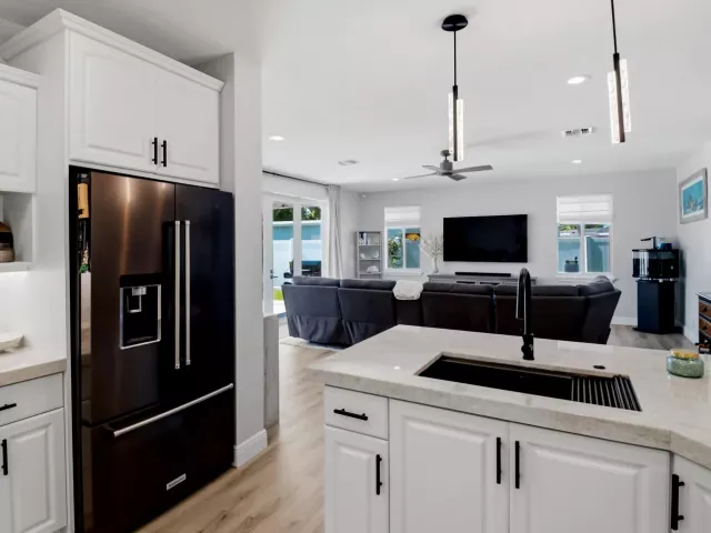 Продажа дома по адресу 398 NE 23rd Street - фото 9395153