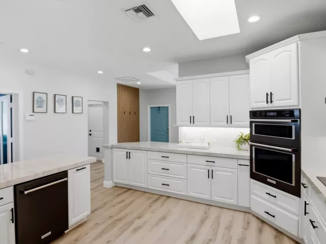 Продажа дома по адресу 398 NE 23rd Street - фото 9395154