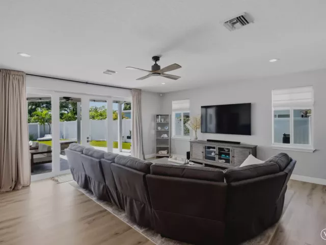 Продажа дома по адресу 398 NE 23rd Street - фото 9395156