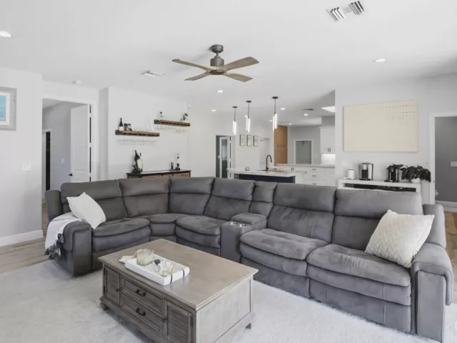 Продажа дома по адресу 398 NE 23rd Street - фото 9395157