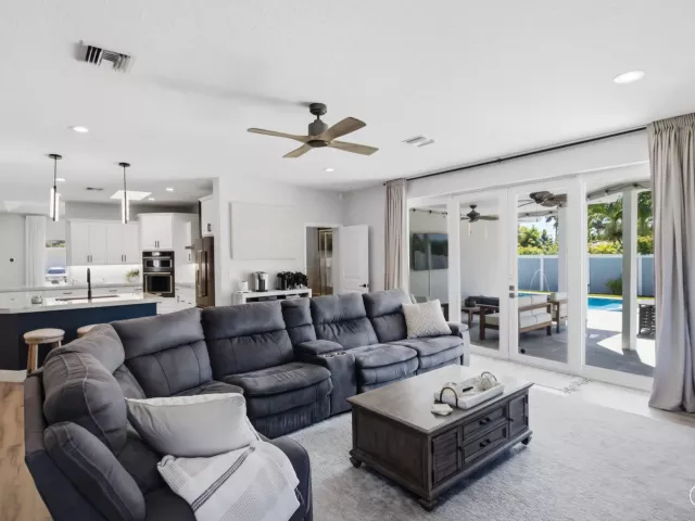 Продажа дома по адресу 398 NE 23rd Street - фото 9395158