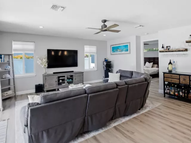 Продажа дома по адресу 398 NE 23rd Street - фото 9395159