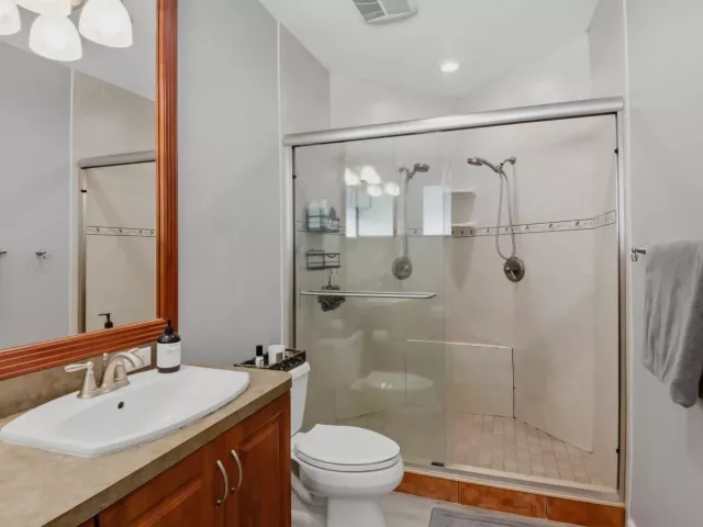 Продажа дома по адресу 398 NE 23rd Street - фото 9395168