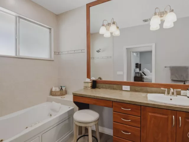 Продажа дома по адресу 398 NE 23rd Street - фото 9395169