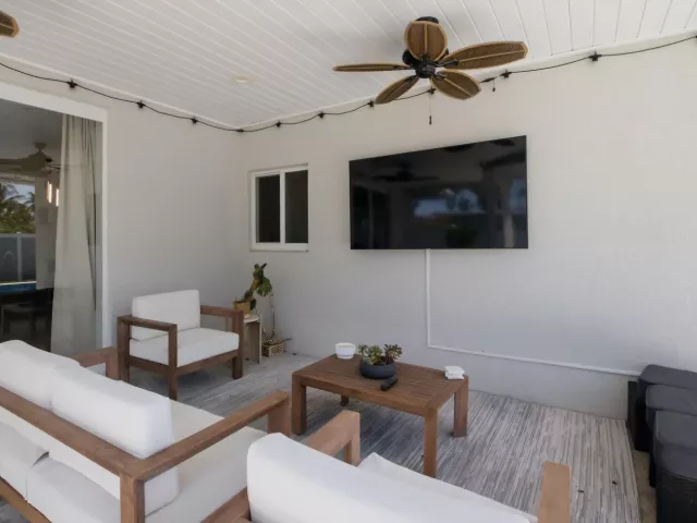 Продажа дома по адресу 398 NE 23rd Street - фото 9395193