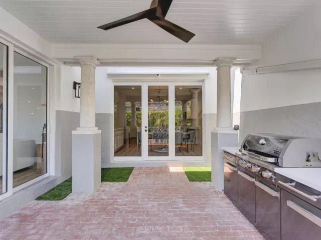 Продажа дома по адресу 5600 Cambridge Boulevard - фото 9383599