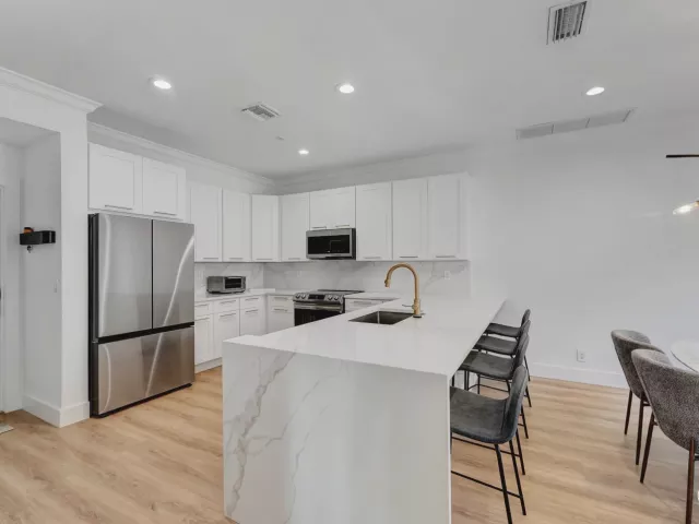 Продажа дома по адресу 5600 Cambridge Boulevard - фото 9383585
