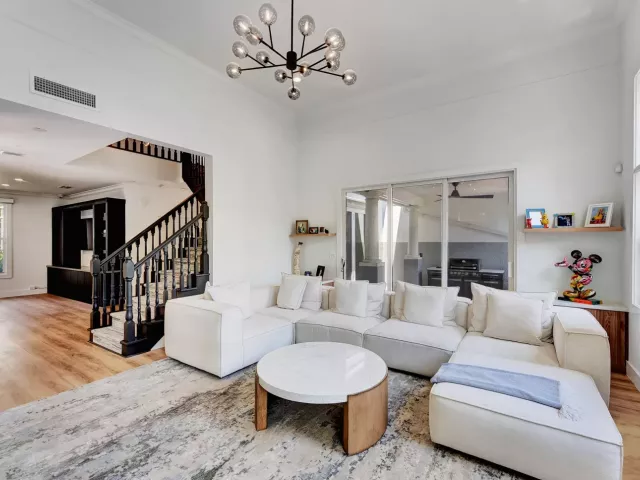 Продажа дома по адресу 5600 Cambridge Boulevard - фото 9383589