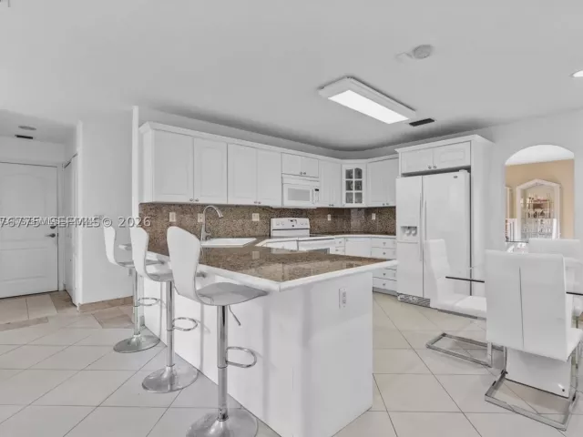 Продажа дома по адресу 13904 SW 18th Ter - фото 9393959