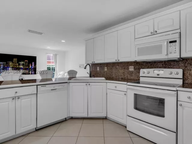 Продажа дома по адресу 13904 SW 18th Ter - фото 9393961