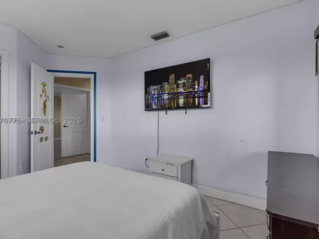 Продажа дома по адресу 13904 SW 18th Ter - фото 9393976