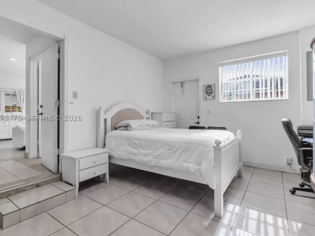 Продажа дома по адресу 13904 SW 18th Ter - фото 9393977
