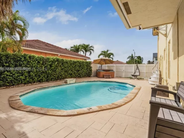Продажа дома по адресу 13904 SW 18th Ter - фото 9393985