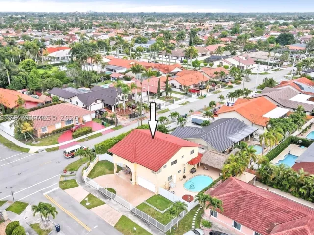 Продажа дома по адресу 13904 SW 18th Ter - фото 9393995