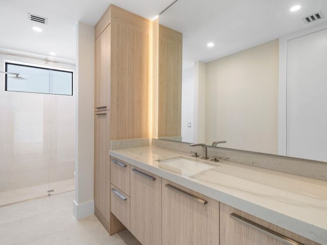 Продажа дома по адресу 748 NE 72nd Street - фото 9384341