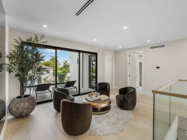 Продажа дома по адресу 748 NE 72nd Street - фото 9384320