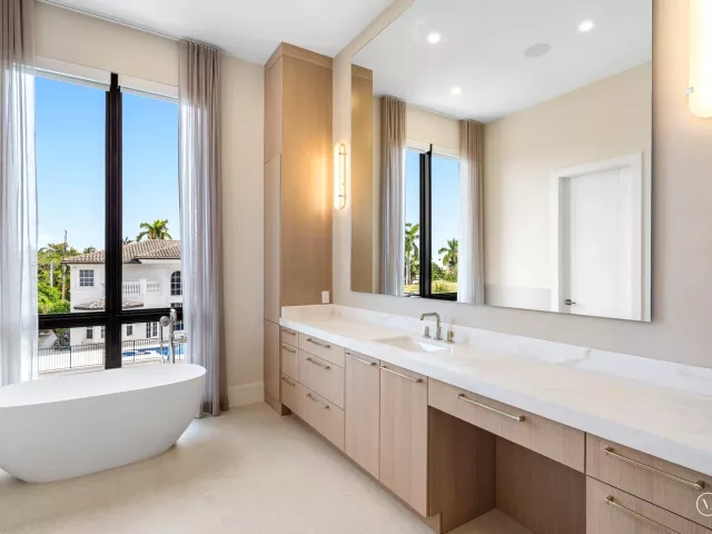 Продажа дома по адресу 748 NE 72nd Street - фото 9384324