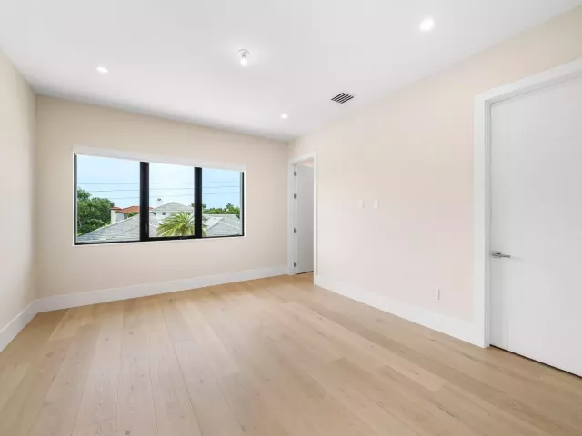 Продажа дома по адресу 748 NE 72nd Street - фото 9384327