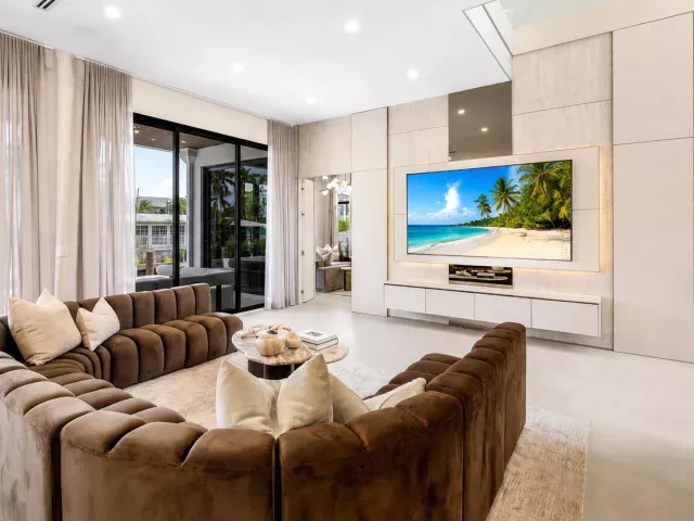 Продажа дома по адресу 748 NE 72nd Street - фото 9384303
