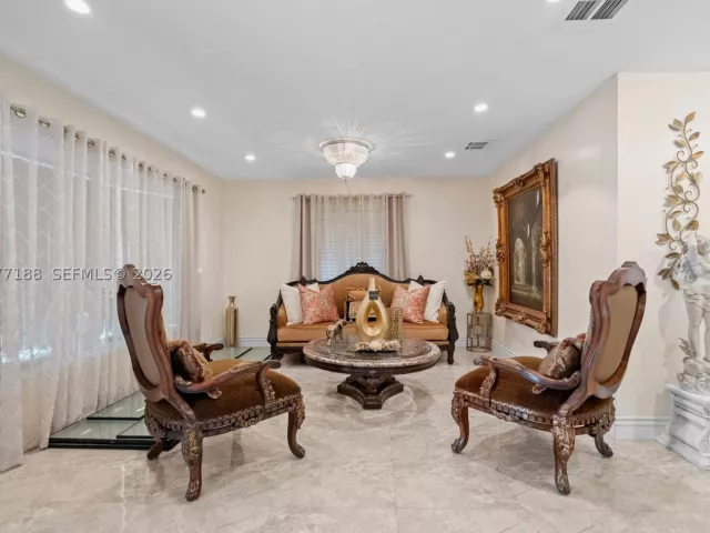 Продажа дома по адресу 2801 N 38th Ave - фото 9386806